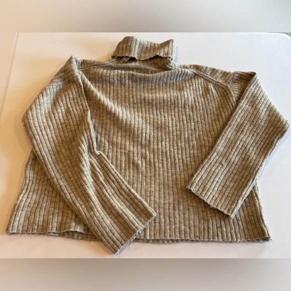 H&M Women’s Cowl Turtleneck Beige Long Sleeve Cozy Sweater NWT Size Small - Picture 4 of 12